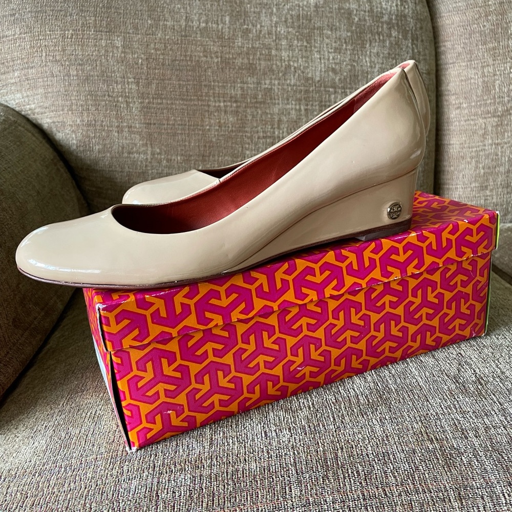 Tory Burch Annelise 45mm Wedge - Patent Calf in Tory Beige Size 11